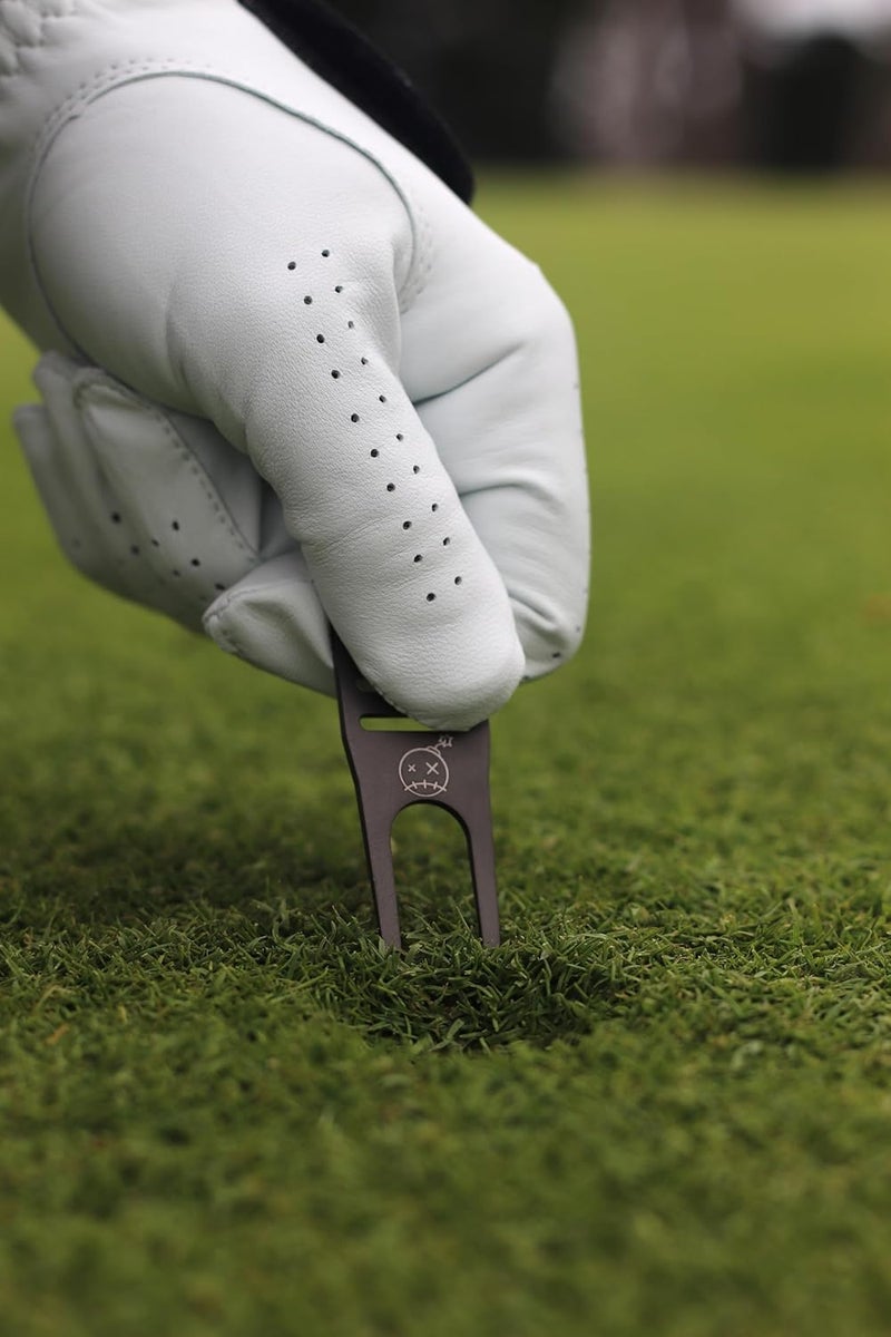 Fastfuse Titanium 4-in-1 Golf Divot Repair Tool & Ball Marker - Club Tee - Groove Cleaner - Putting Alignment Aid - Image 5